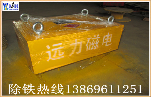 RCYB-8悬挂式永磁除铁器,1.RCYB-8型悬挂式永磁除铁器组成 由管道体,驱动装置,磁体运行装置,三大部分组成.驱动装置安装在管道壁上,通过链条,链轮,带动管道内磁体装置运转,永磁体将管道内物料中的铁磁性物质,通过出铁口排出管道. 2.RCYB-8悬挂式永磁除铁安装 串接于倾角50-70度的物料输送管道中,当物料流经除铁器时,其中的铁磁性物质被吸附在管道壁上,随永磁体的运动逐渐向除铁口方向运动,排出管道,实现铁与物料的分离.