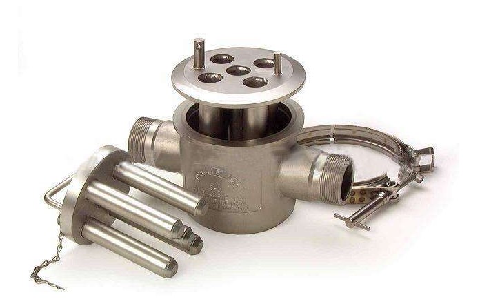 LYJC系列精细除铁器永磁自卸式是我公司工程技术人员精心研制而成的一种高技术含量的产品.它独特的机械结构,及高梯度,高场强的磁场,特别适合煤矿.耐火材料.陶瓷.化工水泥.粮食等行业从物料中清除铁件,有利于产品的提纯和?;ど璞傅恼T俗?尤其对于一般除铁器难以除净的一些球状铁件,细小铁个.如雷管.小螺母.细小螺钉.小钢球等效果成为显著,是除铁要求较高场全选用的最佳除铁设备.