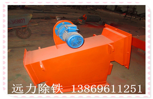 一.精细除铁器的原理: 物料从下料管道中经过精细除铁器时,由前端的分流板将物料分流减薄,然后进入矫型区,将物料内铁件转向垂直极板方向,减少了料层对铁件的阻力,物料携带铁件前行至高场强吸附区时被吸附,并随外壳转动至无磁区域,靠其重力和离心力脱离强磁场子,完成清铁工作.