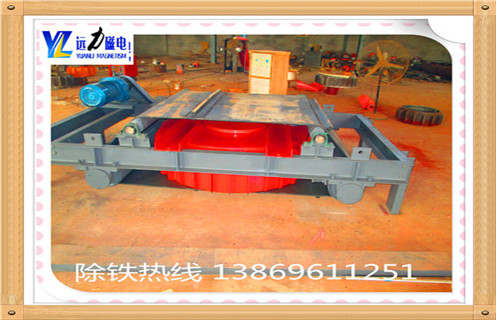 1.RCDD电磁自卸式除铁器设计独特: 采用轴流风机强迫风冷,特殊风道设计,风力大.风压高,励磁线圈散热快,温度低,冷热磁场差异小. 2.RCDD电磁自卸除铁器安全性高 自动卸铁,维护方便,传动滚筒采用腰鼓型结构,具有皮带纠偏功能,防尘式轴承座.机械故障低 3.RCDD电磁自卸除铁器清铁方式: 工作过程中,当吸附铁磁物较多时,人工停电清除铁杂质,适用于含铁量较少的场合. 4.RCDD电磁自卸除铁器应用范围: 砖瓦.水泥.煤炭.火电厂.造纸.矿山.建材.化工.冶金.耐火材料等行业.