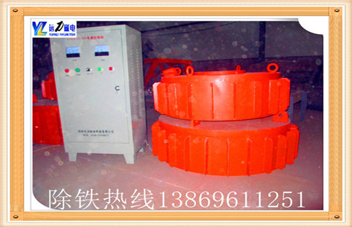 2.电磁除铁器的使用范围  　　在钢铁厂.水泥厂多用于矿渣除铁和?；す跹够?立磨.破碎机等重要设备.此除铁器是一种依靠电机带动皮带上的刮板清除粉壮或块壮非磁性物料中的铁磁性物质的一种除铁设备,它应用于水泥.火力发电.陶瓷.化工.烟草.煤炭.玻璃.矿山等行业.于破碎机前及输送机胶带上的任何物料除铁,可适用于各种恶劣的环境条件.  　　3..带式除铁器(含永磁和电磁)一般选用  　　一般选择手动行走小车,重型带式除铁器优选双轨手动组合行走架;轻型带式除铁器一般选择单轨组合行走架或单轨单车吊挂.  　　4.非带式电磁除铁器一般选用  　　必须选择电动行走小车,以便电控自动吸,弃铁,轻型特别是三吊点的除铁器,一般选择电动单轨单车吊挂,重型设四点的除铁器可以选择电动双轨或单轨组合行走架,重型设三个吊点的可以选择电动单轨组合行走架.