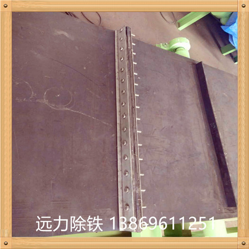 皮带调整?；讨?不得踩踏皮带,否则会影响皮带调整效果.如皮带向一侧跑偏很多,则可将电机三相进线中的任意两相调换,皮带则反方向运转就会向另一侧移动,移动到除铁器中部时停机,再次调换电机任意两相,使皮带按正常方向运转,然后按皮带跑偏具体调整方法调试.皮带跑偏止住后,皮带需在除铁器中部稳定运转2小时,运转期间应观察其运转状况如有跑偏现象应及时调整.