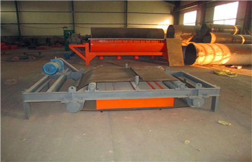 强磁除铁器选择要求 1.应根据混合除净率要求,材料铁含量情况,现场工作环境等正确选择的铁. 1.1材料层较厚,粒径较大,应采用超强磁选机;或大或大两种超选型普通铁;也可以是多级铁;多层熨斗应尽可能选择.熨斗安装在皮带机的头上. 1.2除了对高纯铁的要求外,还可以采用不同的方式与铁制设备一起使用,如带机头带有永磁辊,皮带输送带除铁器用于中间. 1.3现场环境较严重的灰尘,应采用全封闭结构的除铁器. 1.4功率容量不足,应选用永磁除铁器. 1.5材料含有更多的铁,应使用倾卸式除铁器. 2.强磁除铁器安装在皮带机头上,由于材料的惯性,使皮带处于松弛状态,有利于熨平,如果皮带驱动到头部的非磁性材料,铁效果会更好. 3.中间安装铁皮带除铁器除了铁,除铁器下面的辊子到非磁性平辊子,这样可以进一步提高损耗的效果. 4.使用多级添加铁,除铁后的吸除水平应高于以前的水平,除了吸铁,否则,除了低铁效果外. 5.皮带机带宽1400mm以下建议使用带式永磁除铁机,皮带机1600mm以上推荐使用电磁除铁器. ?6.现场环境特殊,情况复杂,我们将为用户进行特殊设计,以满足实际工作条件. 7.除铁挂装置应根据实际工作环境选择现场,根据挂铁的位置,购买后的环境条件