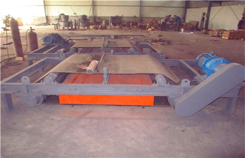 一.矿用悬挂式自卸永磁除铁器的性能 是由高性能永磁磁芯.弃铁皮带.减速电机.框架.滚筒等部分组成,与各种输送机配套使用.用于从非磁性物料中自动清除0.1--25公斤重的铁磁性物质.其内部磁路采用计算机模拟设计.完善的双磁极结构,保障整机在恶劣环境中无故障长期运行. 拥有防爆型. 二.矿用悬挂式永磁除铁器技术特点 磁路采用计算机模拟设计,完善的双磁极结构,磁场强度高,梯度大,吸力大.高性能钕铁硼做磁源,磁能积高,不易退磁,八年退磁不超过5%.腰鼓形滚筒结构,具备自动纠偏功能,全密封轴承座,密封性好,能适应各种恶劣环境.皮带自动卸铁,可保障长期无故障连续运行.控制部分可与皮带机连锁,实现就地手动控制和集中控制两种方式. 三.矿用悬挂式自卸永磁除铁器的突破性创新 决定了企业在市场竞争中发展地位,潍坊远力磁电将持续发展,进一步提升设备技术含量.设备质量和强化售后服务意识,提高企业在市场上的的综合竞争力.不断创新打造更环保.更节能的悬挂式自卸永磁除铁器.