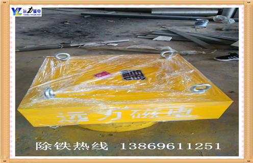 当给手动强永磁除铁器通入电源的时候,工件无法被吸持,由于继电器的接电联锁,所以砂轮电机也无法正常启动,这样可以判断为手动强永磁除铁器出现了无磁力的故障.这时我们就需要将数控机床的配电箱打开,使用试电笔在熔断器的两端进行验电,然后使用万用测量表的500伏测量档测量电压是否为380伏.然后断开总电源开关并检查交流接触器是否存在机械卡死现象.然后摘除接触器的线圈与导线.使用万用表的电阻档测量系安全两端的电阻,如果表针指示正常则说明线圈是正常的. 当我们将总开关切断之后,利用万用表的电阻档分别对四个整流二极管进行测量,观察其二极管有没有问题,如果发现二极管被击穿,然后更换新的二极管并焊接牢固.经过测试手动强永磁除铁器可以正常使用.