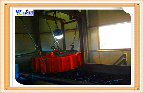 1.上海石灰厂电磁除铁器广泛应用  　　用于冶金.矿山.选煤厂.电厂.陶瓷.玻璃.水泥.建材.化工.食品及饲料加工行业,在新兴的垃圾处理工业中,也需要电磁除铁器回收废物中的钢铁.尤其在煤炭和陶瓷行业中,煤中混有的雷管.铁钉等铁杂质不仅影响安全生产,而且影响出口煤炭的质量和声誉;陶瓷工业生产中使用的石灰石.硅石.白云石.长石等原料,?；蚨嗷蛏俸刑疤幕衔?铁质对陶瓷产品危害极大,它常使瓷器外表面产生褐色或黑色斑点,影响产品的白度,降低陶瓷产品的等级.因此利用电磁除铁器除铁这一环节就显得非常重要.近年来,为满足工业生产的多种需要,研制开发出了大量的新型除铁器.  　　2.上海石灰厂电磁除铁器容易出现问题分析  　　除了铁水在水泥厂用于保护原料和熟料破碎机,辊压机,立式磨,包装机和球磨机磨粉系统外.用于去除原料中的铁,?；つハ魃璞傅乃忱诵?降低故障率.在玻璃中,陶瓷厂用来除去铁质杂质和铁粉中的原料,?；て扑樯璞?提高玻璃品位.在砖厂用于破碎机,滚压机,砖机铁保护.随着水泥标签的改善和水泥企业技术改造的深入,磨削技术已成为水泥厂的重要工艺,为提高轧机产量和细度,有必要转变破碎体系,采用高精度破碎机和研磨机,按设备类型粉碎,材料的尺寸一般在10毫米以下,所以细料被粉碎,一旦与链条,扳手,螺栓,废铁等铁屑混合,机器造成严重损坏.