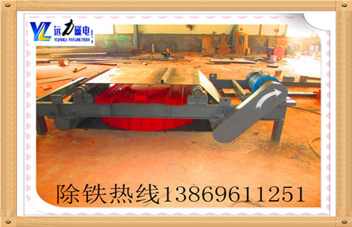 防爆电磁除铁器使用说明书 1.RCDD自卸式电磁除铁器: RCDD系列自冷式自缷电磁除铁器,是在RCDB系列自冷悬挂式电磁除铁器的基础上增加了驱动电机.滚筒.带刮板的缷铁胶带等组成的缷铁机构.在工作过程中缷铁机构自动将缷铁皮带上吸附的铁磁性物质抛到除铁器以外的集铁箱内,无需停电人工清理,实现了除铁自动化.在钢铁厂.水泥厂多用于矿渣除铁和保护辊压机.立磨.破碎机等重要设备.