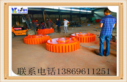 盘式电磁除铁器的主要性能 主要性能指标达到或高于JB / T7689-95标准,该产品可与非磁性材料混合,去除0.1-25公斤的铁磁材料. 3.1采用焊接密封结构,内部采用电铸树脂,使其具有防尘,防水的性能,绝缘强度高,散热性好,效率高. 3.2保证磁场吸力性能(主要是IN)在增加线圈匝数的前提下,降低电流密度,从而大大降低热源使温度控制在70℃以内,延长了隔膜的使用寿命.广泛应用于煤,电,水泥,建材等行业. 3.3配备行走小车和其他设备,从而保证设备可以适应特殊要求的操作环境.