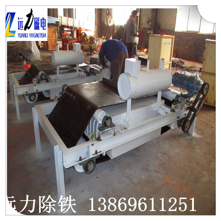 1.油冷式电磁除铁器的结构 出油管分别与循环泵及散热器连接.变压器油通过进油管.注油通道及进油通道流入线圈的油道内,并在油道内自下而上运动,带走线圈内部产生的热量,再通过轭板内的回油通道返回出油管内送入散热器内进行散热,周而复始的实现为线圈降温的目的. 2.油冷式电磁除铁器的内部循环 由于采用内循环结构,简化了外部的循环管路,减少了焊点泄漏现象的发生,保证了除铁器能够正常工作,提高了除铁效率.同时,这种内循环结构使油路循环更加均匀合理,有效地降低了除铁器的温升,保证温升在40℃以下,提高了除铁器的性能,使其性能远远高于行业标准.此外,铁芯内设有立体注油通道,进油时可对铁芯进行散热,使除铁整体的散热效果更好.具有结构简单,设计合理,便于维修,添补了此类除铁器的空白,处于油冷除铁器的领先水平,值得广泛的推广应用.