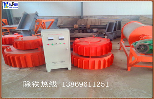 陶瓷粉料自动除铁器,粉料除铁器的密封性好,多为管道式的设备,它的独特设计可以防止粉尘和物料的飞扬,避免了空气污染.密封式的设计还可以阻止有害气体对线圈的侵蚀,对环境和气候的适应性强,使用寿命长.一般安装于皮带输送机的头部或中部除铁器本体磁路设计合理,磁场强度高.透磁深度大,故适合料层较厚的场合除铁.排铁方便.快捷,关闭磁腔电源开关,使磁芯片失去磁性,打开水阀让水充满磁腔后再打开排铁阀,吸附在磁芯片的铁屑.铁粉等铁磁性物质,在瞬间由排铁口流出,完成整个除铁过程.