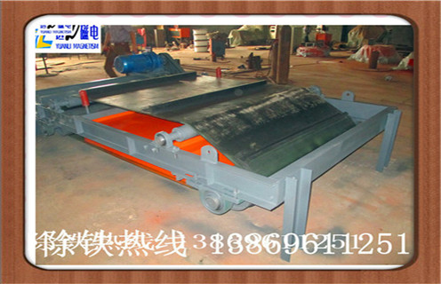 1.陶瓷粉料自动除铁器的特点 1.1.永磁除铁器采用高性能钕铁硼做磁源,磁性强,不退磁. 1.2.鼓两侧的鼓形结构,此种结构具有自动校正功能,出色的密封性,这样就可以很好地适应各种恶劣环境. 1.3.皮带机控制部分链条,可以实现原位手动控制和集中控制两种方式. 1.4.无励磁线圈,节能. 1.5.不需要整流控制器,可靠性高. 1.6.没有温升,磁场强度也不存在“冷”“热”点,磁场常数. 1.7.电源,吸铁在铁上的零件不会落回到运输的材料上. ?1.8.没有绝缘和压力问题.配合防爆电机驱动的铁质输送带可成为防爆沉淀器.然而,永磁磁选机的磁场强度会衰减,应在选择调查和实施时选用