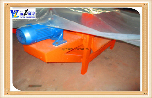 1.电磁除铁器要除去输送带上煤炭中的铁件,需克服铁件的自重.件上所覆煤层的重力.层对铁件的摩擦力.场中被磁化铁质物体对铁件的附加引力.而铁件距磁盘的磁极越近,所受的吸力越大,其他负面影响越小,所以要保持铁件不掉下来的场强,要比将铁件从煤层中吸上所需的场强小得多,所以为了控制电磁除铁器的温升,在除铁器前可安装金属探测器. 2.当输送带中有铁件时,金属探测器发信号给除铁器,使电磁除铁器中产生强磁,将铁件吸上来.在通常情况下,电磁除铁器只需产生保证铁件不掉下来的磁场就够了.为了确保金属探测器可靠,可将双测器并联使用,只要一个探测器探测到铁件,电磁除铁器中就立即产生强磁.影响电磁除铁器除铁效果的因素有很多,煤层的厚度只是其中的一个因素,想要达到理想的效果,有考虑各方面的原因,