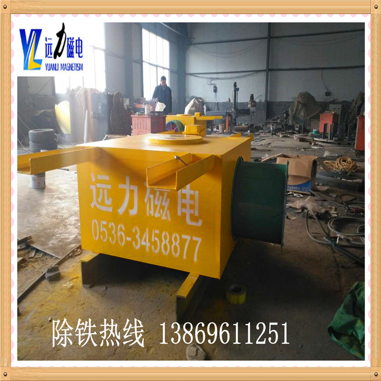 1.安装前先检查电磁除铁器的线圈绝缘电阻应不低于lOMΩ,如因受潮绝缘电阻下降,应检查处理,达到使用要求后,方准使用. 2.检查电磁除铁器吊挂装置是否牢固,若无问题则可进行安装. ?3.安装方式:除铁器有两种安装方式 3.1电磁除铁器倾斜安装安装在皮带机头,当带速较快时(大于2m/s),除铁器可安装在滚筒前位置,当带速较慢时(小于2m/s)除铁器位置要后移,以靠近滚筒(滚筒宜采用非导磁材料).磁芯中心线与皮带机滚筒中心间距S的选定:S与滚筒R.皮带机线速度.物料性质.粘度,还与除铁器倾角.H等诸多因素有关.一般S=R(+300/-200) 倾斜角度5°~15°左右.额定吊高见技术参数表. 3.2电磁除铁器水平安装除铁器行走小车的运行方向与输送皮带运行方向垂直,用于行走小车带动除铁器脱离皮带后清除铁磁杂物.可安装在输送带上方(在除铁器下方宜安装非导磁直托辊).除铁器磁芯中心与皮带中心于同一垂线上.