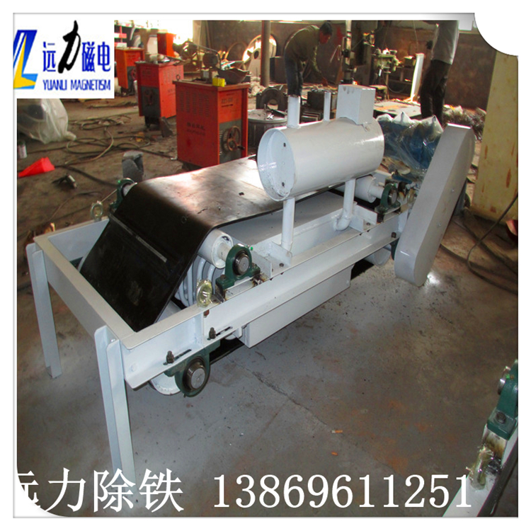 1.通辽油冷自卸式电磁除铁器的组成 RCDF系列油冷自卸式电磁除铁器由除铁器本体和卸铁机构两部分组成.卸铁机构由机架.摆线针轮减速机(以下简称减速电机).主 从动滚筒.托辊.皮带轮(或链轮).三角带(或皮带轮)和装有刮板的卸铁皮带组成. 2.油冷自卸式电磁除铁器工作原理 除铁器接通电源后,励磁系统产生了强大的磁场,当输送机上的散状物料经过除铁器下方时,混杂在物料中的铁磁性杂物,在磁场力作用下被吸起,由运行的卸铁皮带连续抛出,当物料脱离磁场范围外,铁磁性杂物在重力作用下掉入集铁箱中.