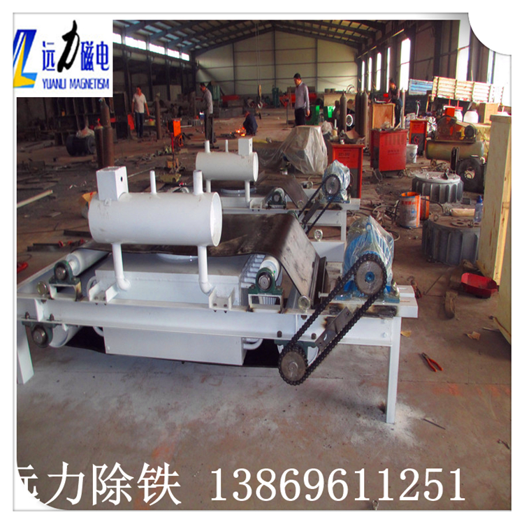 强迫油冷电磁除铁器线圈的大电感常常造成其配套控制设备的损伤,也大大降低了强迫油冷电磁除铁器的工作效率.因此我们在保证安全系数的情况对其进行有效的优化设计,使电感量降到最低.同时可增加反向电流将退磁时间控制在3秒以内,有效提高了强迫油冷电磁除铁器的工作效率.  　　4.出线盒采用内外双腔体结构,内腔为励磁线圈出线,外腔为外接电缆接线柱,可以有效?；だ畔呷Τ鱿卟皇芩鸷?出线电缆外侧另有橡胶护套及压紧装置,即使在恶劣条件下也能?；は呷Π踩?