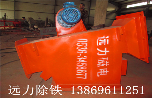 　白糖振动筛除铁器，一款用于500目以下精细筛分工作的机械设备，可以用于食品、医药、化工等行业。在一些行业生产过程中由于物料中含有一定的铁粉所以就需要将其去除工作。但由于物料目数高期间由含有铁粉所以普通振动筛很难对其进行有效筛分工作。所以远力振动小编建议使用除铁器白糖振动筛除铁器进行筛分工作。那么该系列设备在选择时需要注意哪些呢?