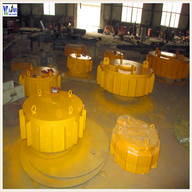 三.电磁带式除铁器行业标准  　　1.经常检查吊装器有否松动,吊装器如有松动会使电磁振动给料机四角不平衡,影响给料质量,应立即紧固.  　　2.振动器的密封罩必须盖好,以防灰尘进入,堵塞板弹簧之间的间隙,并要经常清理密封罩积灰.  　　3.经常检查给料槽振幅和线圈电流,注意机器的响声是否正常,如果发现声音突然变大,或发现有撞击声,要仔细分析原因,并立即?；?  　　4.铁芯与衔铁之间气隙任何时间必须保持平衡,应随时检查螺栓是否松动.间隙是否正常,如果板弹簧顶紧螺栓松动或板弹簧断裂,铁芯与衔铁之间气隙发生变化或撞击,要立即处理.