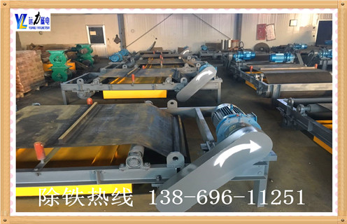 　　一、皮带输送机用除铁器强弱影响因素 　　1、皮带输送机用除铁器采用高性能钕铁硼做磁源，磁性强，不易退磁。  　　2、两边滚筒为腰鼓形结构，具备自动纠偏功能，密封性极好，所以能很好的适应各种恶劣环境。  　　3、皮带输送机用除铁器控制部分可以皮带机连锁，可实现就地手动控制和集中控制两种方式。  　　4、皮带输送机用除铁器无励磁线圈，省电节能。  　　5、皮带输送机用除铁器不需要整流控制装置，可靠性高。  　　6、不存在温升问题，磁场强度也就不存在“冷态”“热态”之分，磁场恒定。  　　7、皮带输送机用除铁器断电时，吸在除铁器上的铁件不会掉回到输送物料上。  　　8、皮带输送机用除铁器不存在绝缘和耐压问题。配上防爆电机驱动的弃铁输送带即可成为防爆除铁器