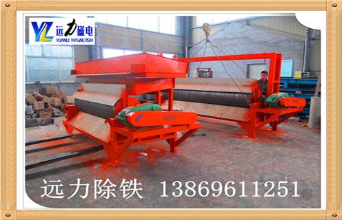 　　自然界中的白云石往往或多或少的含有含铁矿物，要想提高白云石的质量，就必须除去其中的含铁杂质，由于白云石中的含铁矿物具有强弱不等的磁性，因而可采用磁选的方法降低其中铁的含量。远力技术人员在对磁选机磁路进行了设计和仿真的分析的基础上，最新设计出一种白云石除铁器，该机具有良好的磁场性能指标、构造简单、选矿成本低、工作可靠并可模拟实际现场进行小型的实验。 　　前段时间山东烟台莱州的一个客户带着自己的矿样来进行了实验，该客户的矿样是已经磨好的，因此省去了磨矿这一环节。该矿原矿含铁在0.12%左右，含钙25%含镁18%，经公司工程人员跟客户商量，决定采用15000高斯的湿式强磁磁选机(因客户的现场用水比较方便)，经过实验后，铁含量有原来的0.12%降到了0.08%左右，钙镁等元素也有了相应的提升，客户对该结果十分满意。