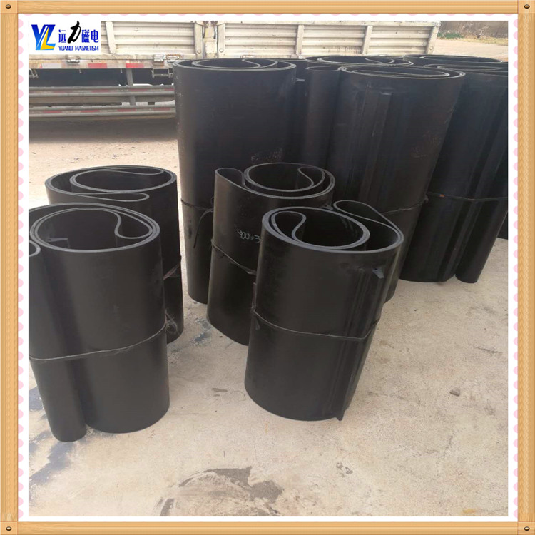 卸铁皮带除铁器-环形输送带按带体拉伸强度可分为M、L、H等型号，其相应拉伸强度如下表： 　　其中M型，其带芯系用优质维棉交织帆布，一般2-6层，胶厚度约7.5mm-20mm; L型系用NN-200型尼帆布(或聚酯帆布)作强力层，一般2-6层，胶厚度7.500mm-20mm。用于各种自卸式除铁器配件用。  　　H型系用NN-300型尼龙帆布(或聚酯帆布)作强力层，一般2-4层，胶带总厚度7.500mm-20mm。  　　胶带最大宽度为3100mm，按照作用性能，可提供普通型、耐热型、耐寒型(不低于-4℃)耐酸碱型、导静电型、耐高温型(不高于150℃)及卫生型等。  　　卸铁皮带除铁器其它特殊性能要求，可协商试制