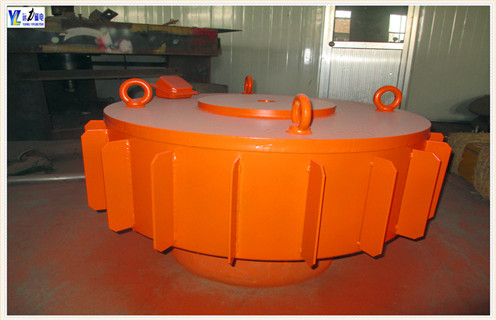 对垃圾电磁除铁器设备来说,无论是质量多么高,在生产中都难避免出现一些故障,提前阻止故障的发生亦或是在故障发生后能够及时发现及时解决,都是对除铁很重要的问题.垃圾电磁除铁器有了故障千万不要着急,只要掌握了些技巧,所有问题都会迎刃而解! 　　垃圾电磁除铁器的常见故障里很多都需要拆卸处理,对于专业人士来说比较简单,新手或者经验不足的不要盲目拆卸以免适得其反.今天远力磁电小编给大家介绍一点如何正确拆卸垃圾电磁除铁器.看看电磁除铁器在垃圾处理中的本领！  　　拆卸除铁时需使用专用工具的,必须按规定使用专用工具,考虑到其轴承,防止因使用工具不当对设备产生损害.起吊垃圾电磁除铁器时,有专人负责,起吊下放前认真检查起重工具.物件须捆绑牢靠,在绕过有棱角.毛刺的物体时应垫上木板等物,用U型绳卡卡钢丝绳套时,U型绳卡不得少于两个.吊运垃圾电磁除铁器时,要按照垃圾电磁除铁器名牌标示重量及相关起吊用具安全系数进行合理选择起吊用具,严禁超负荷起吊.