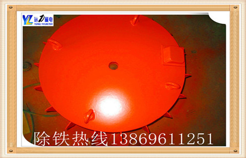 选矿行业的火速兴起,磁选机公司如“雨后春笋”般涌向市场,选矿行业的竞争日益激烈,电磁除铁器在生产上面临的挑战也逐渐加大.潍坊远力磁电作为典型的磁选机生产厂家,要想在激烈的市场竞争力立于不败之地,服务水平和设备的工作效率提升是非常关键的一个环节.在选矿行业市场的争夺战中干式电磁除铁器成为最有利的武器. 　　1.远力干式电磁除铁器的优越性能给用户带来了很大的便利,它不仅节约资源省水省电,并且随着技术的改进工作效率也大大提升.近年来,它的工作范围也扩大了很多,可以用于多种场合.  　　2.干式电磁除铁器可以用于低品位矿石的预选工作,预富集矿石资源,提高入磨品位,降低选矿成本.用于尾矿再选,回收尾矿坝干坡段相对富集的尾矿.用于硫酸渣干粉的磁选提纯.用于非磁性物料的除铁,效果明显,选矿成本低廉.用于磁选厂精粉提纯作业,抛除铁精粉中的贫连生体及脉石,提高精粉等级,增加选厂产品技术附加值.  　　3.干式电磁除铁器是不可多得的好设备,它满足了客户对于环保高效率设备的需求,在工作的同时,尽最大可能的?；せ肪?节约资源,维护我们共同生活的家园.远力干式电磁除铁器的种类丰富,其优点更是有目共睹的.