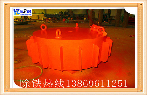 　电磁除铁器 煤碳砂石选矿机砖厂输送带用,除铁效果主要取决于电磁除铁器的磁性能参数，与磁感应强度成正比，与磁场梯度成正比。 　　电磁除铁器按冷却方式分为风冷、油冷、热管冷却、自冷等 风冷的优点是冷却效果好、温升低、冷热态磁性能差距小、成本较低;缺点是密封性较差,绕组与空气直接接触,不耐腐蚀、容易积尘，因而不适合沿海盐雾环境。 油冷的优点是密封好、冷却效果好、温升低、冷热态磁性能差距小、成本较低;缺点是对导热油的要求高(除铁器的温升高于普通油冷变压器的温升)，需要用户定期更换,否则可能因为导热油变质破坏绝缘。