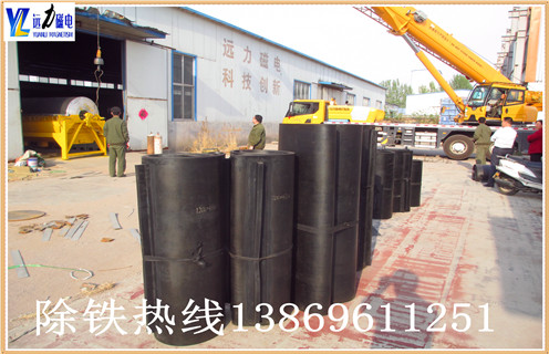 输送带专用悬挂式强磁除铁器皮带永磁铁吸铁器rcyb-8除铁器皮带，电磁除铁器在采矿,焦化,煤等皮带输送行业作为除铁设备领域,已被广泛应用.皮带铁除铁器自动卸载铁带使用高强度一体式橡胶圈,一个带刮刀易于完成卸载操作.为了保护皮带延长皮带寿命,可以支撑安装支架,用这种支架支撑可以满足不同的安装方式. 　　永磁自卸式除铁器皮带广泛应用于矿山,冶金,煤炭,火电,化工,建材等行业.电子式树脂铸造用内部使用的圆盘型隔膜,这种圆形隔膜采用自冷式全密封结构.其优势是具有较大的渗透深度,强吸力,防尘,防雨,腐蚀等特点,在极恶劣的环境下仍能可靠运行.回收磁性材料并防止磨床,破碎机等机械设备损坏和磨损,具有可靠的?；ぷ饔?