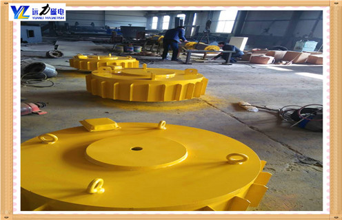 RCDB-8干式电磁除铁器,当颗粒状物料经过永磁自卸除铁器的正下方时，混杂在物料中的铁磁性杂质大约0.1—0.36公斤被吸起，由于除铁器上的皮带不停的运转，当吸附在上面的铁磁性物料经过无磁区时，便被皮带上的铁件刮出，扔进集铁箱，从而达到连续自动除铁的目的。