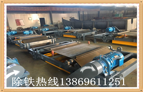 生产RCYD（C）-12永磁自卸式除铁器带式除铁器强磁石料建材吸，湿式永磁自卸式除铁器 ，湿式永磁自卸式除铁器按照槽体的不同可分为顺流式、逆流式、半逆流式三种。公司提供实验室，实验样机可根据用户的物料来自由定做设备，公司湿式永磁自卸式除铁器经常销往设计院，具有 　　1.干式永磁自卸式除铁器主要应用  　　干式永磁自卸式除铁器 广泛应用于，沙山，铁矿，河沙中的铁粉提取，是目前河沙提取铁粉的最为理想的设备。 干式永磁自卸式除铁器概述： 干式永磁自卸式除铁器是我公司专为磁性矿而研制设计的一种新型干选磁选